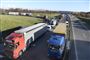 Tæt bilkø ses ved Storebæltsbroen i 2020. Lørdag ventes der meget trafik på vejene, fordi mange tager på ferie. (Arkivfoto).