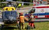 mand på båre bæres ind i helikopter
