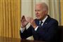Biden sidder og taler i en stol i det ovale værelse