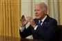 Biden sidder og taler i en stol i det ovale værelse
