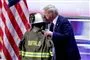 Trump kysser brandmandshjelm