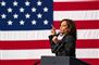 Kamala Harris foran det amerikanske flag.