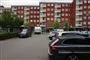 udrygningskøretøjer foran høj bygning