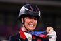Ved OL i Tokyo i 2021 vandt dressurrytteren Charlotte Dujardin to sølvmedaljer. Når OL i Paris starter om få dage, får hun ikke mulighed for at vinde flere medaljer, da hun tirsdag har trukket sig. (Arkivfoto).