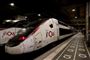 De franske statsbaner, SNCF, oplyser, at syv ud af ti TGV-linjer kommer i drift lørdag. Ildspåsættelser, som fandt sted før daggry fredag, første til beskadigelser af TGV-netværket på adskillige linjer: mellem Paris og Lille i nord, Bordeaux i vest og Strasbourg i øst. (Arkivfoto)