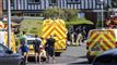 politi og ambulance holder i gade