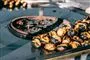 Bagte kastanjer og andet på et grillbord