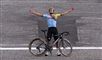 en jublende cykelrrytter