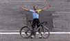 en jublende cykelrrytter