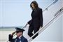 Kamala Harris på vej ud af et fly