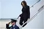 Kamala Harris på vej ud af et fly