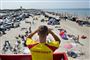 livredder kigger ud over strand