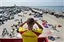 livredder kigger ud over strand