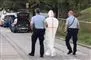 politi går med mand i dna-dragt