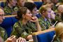 kvinde i militæruniform