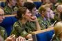 kvinde i militæruniform