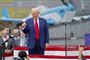 Trump knytter næven under vælgermøde onsdag.