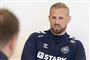 Kasper Schmeichel taler med en journalist.