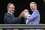 Prins Henrik og dronning Margrethe med prins Nikolai på balkonen.
