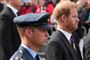 William og Harry ved siden af hinanden de ser sure ud.