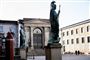 statue foran stor bygning