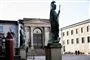 statue foran stor bygning