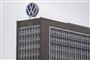 et VW-logo på en bygning