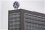 et VW-logo på en bygning