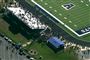 Elever og ansatte samledes ved fodboldbanen ved Apalachee High School i Georgia, hvor der onsdag har været et skoleskyderi.
