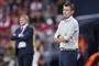 fodboldtræner på sidelinjen