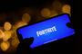 mobiltelefon med fortnitelogo
