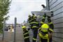 Brandfolk var fredag i gang med at bygge barrierer for at forhindre de værste oversvømmelser i området omkring Karlsbroen i Prag. Dele af Tjekkiet og Polen kan få op mod 400 millimeter regn i de kommende dage. Det svarer til det halve af, hvad der normalt falder på et helt år i Danmark.