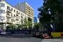 en formel 1 bil i en gade