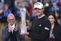 Rasmus Højgaard står med beviset på, at han har vundet Irish Open.