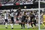 Gabriel header Arsenal på 1-0 mod Tottenham.