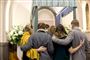 Folk samlet til en begravelse