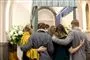 Folk samlet til en begravelse
