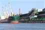 et grønt fragtskib i en havn