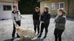 en mand og en hund på en gårdsplads med tre kvinder