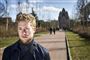 Komiker Jakob Thrane i en park