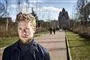 Komiker Jakob Thrane i en park