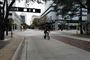 en tom gade med en cyklist