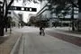 en tom gade med en cyklist