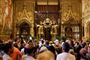 inde i en stor katedral 