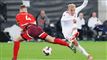 en fodboldspiller i aktion