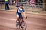 en cykelrytter bliver hyldet
