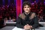 mand ved dommerbord i TV-studie