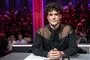 mand ved dommerbord i TV-studie