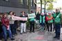 Demonstranter med bannere