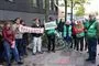 Demonstranter med bannere
